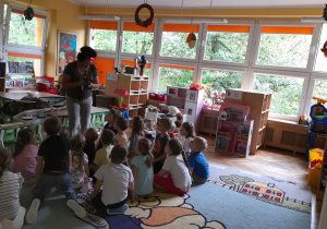 Pani Renata demonstruje latarkę czołową.