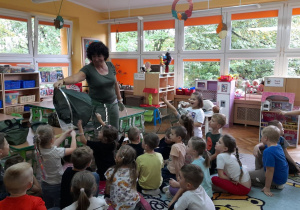 Dzieci rozkładają siatkę wędkarską.