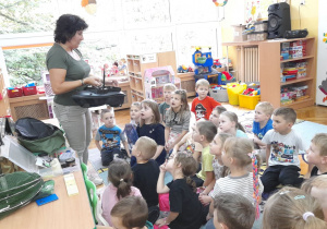 Pani wędkarka prezentuje rozrzutnik do zanęt.