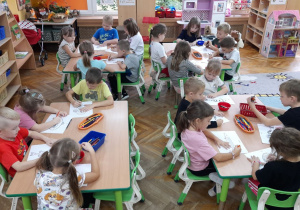 Przedszkolaki zabarwiły odpowiednimi odcieniami kolorowanki z rybami.