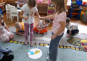 Ada i Michasia cierpliwie łowią ryby.