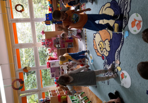 Kacper, Kornelia i Jakub łowią ryby.