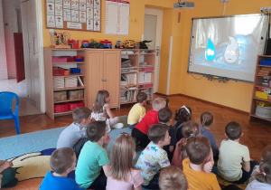 Dzieci obserwują, jak wygląda brudna i czysta kropelka wody.