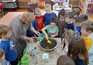 Klemens przygotowuje brudną wodę do doświadczenia.