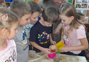 Michalinka i Franek obserwują jak woda rozdziela kolor z markera na poszczególne składniki.