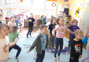 Dzieci biorą udział w zabawie ruchowej: Taniec żurawi.