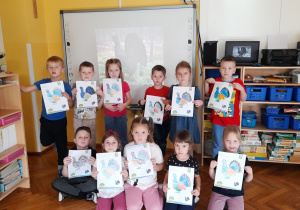 "Misiaczki" pozują do zdjęcia ze swoimi pracami.