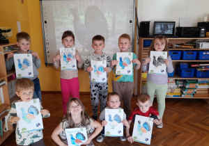 Dzieci starannie pokolorowały obrazki.