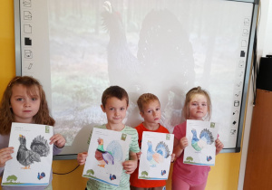 Kornelia, Jaś, Leoś i Hania prezentują swoje prace.