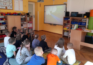Dzieci oglądają film: „Krążenie wody w przyrodzie”.