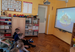 Dzieci w skupieniu obserwują wędrówki wody w przyrodzie.