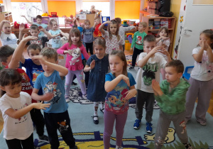 Dzieci pokazują gestami, gdzie można zobaczyć wodę.