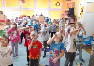 Przedszkolaki dokańczają ruchem zdanie: „Dzięki wodzie mogę pić”.