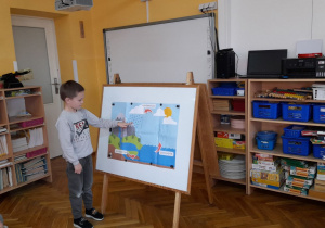 Jakub pokazuje padający deszcz.