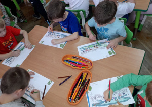 Przedszkolaki starannie kolorują ilustrację: "Woda w przyrodzie".