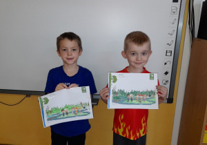 Jaś i Jakub pięknie pokolorowali obrazki.
