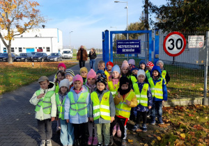 Przedszkolaki przed bramą Oczyszczalni ścieków w Łasku.