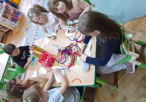 Dzieci podczas przygotowywania kolejnych etapów pracy plastycznej.