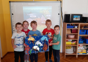 Dzieci prezentują wykonane przez siebie prace plastyczne.