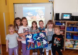 Autorzy pracy plastycznej ze swoim dziełem.