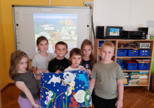 Dzieci pokazują efekty swojej pracy zespołowej.
