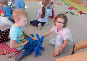 Paweł i Zuzia składają przestrzenne puzzle wykonane na drukarce 3D.