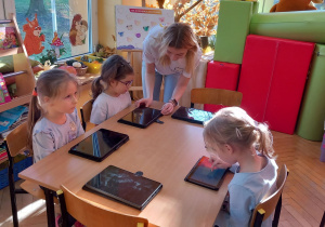 Dziewczynki z grupy „Krasnoludków” uczą się projektowania komputerowego.