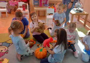 „Krasnoludki” oglądają zabawki wykonane na drukarce 3D.
