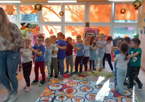 „Krasnoludki” stoją ustawione w pociąg.