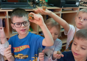 Mieszko i Franek i Nikodem prezentują misie wykonane na drukarce 3D.