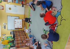 Prowadząca wprowadza ,,Żabki” w temat spotkania.