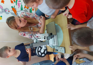 Prowadząca objaśnia działanie drukarki.