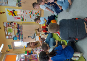 Dzieci oglądają przedmioty , które powstały dzięki drukarce 3D.