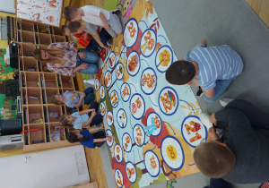 Dzieci grają w grę planszową.