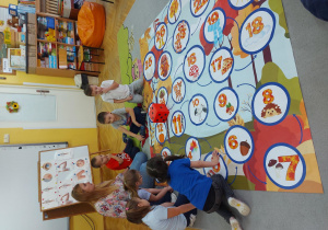 ,,Żabki” rzucają kostką do gry.