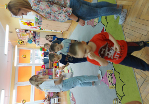 Dzieci na pamiątkę otrzymały przedmioty wydrukowane na drukarce 3D.