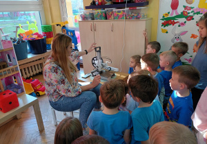 Misiaczki poznają drukarkę 3D- nazywają poszczególne części.