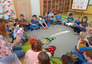 Dzieci oglądają zabawki wydrukowane przez drukarkę 3D.