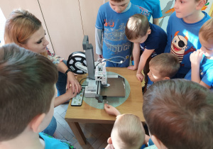 Chłopcy z zaciekawieniem oglądają proces drukowania kolejnej zabawki.