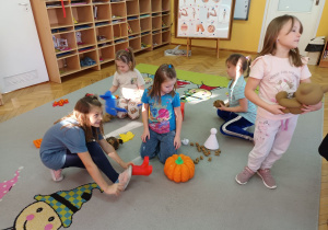 Zabawy dziewczynek zabawkami wydrukowanymi przez drukarkę 3D.