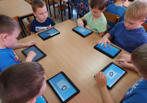 Chłopcy projektują na tablecie.