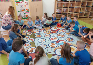Grając w grę planszową - „Jesień” dzieci dzielą się swoją wiedzą na temat tej pory roku.