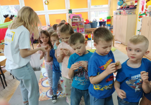 Dzieci otrzymują misie wydrukowane na drukarce 3D.