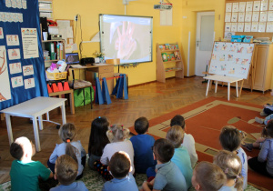 Dzieci oglądają film o prawach dziecka.
