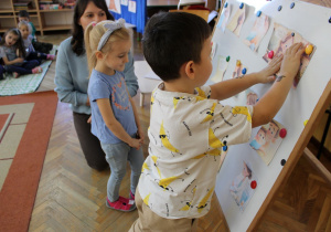 Szymon i Alicja łączą obrazki w pary.