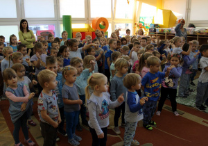 Dzieci ilustrują ruchem piosenkę.