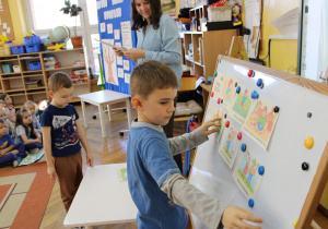 Sześciolatki układają obrazki.