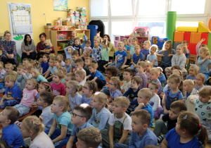 Dzieci z zainteresowaniem słuchają o prawach i obowiązkach.