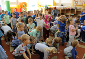 Przedszkolaki podczas zabawy ruchowej.