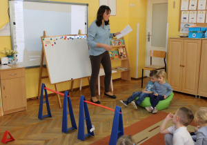 Pani Ewelinka omawia tor przeszkód z ,,Biedronkami” .